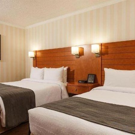 YYC The Glenmore Inn & Convention Centre מראה חיצוני תמונה