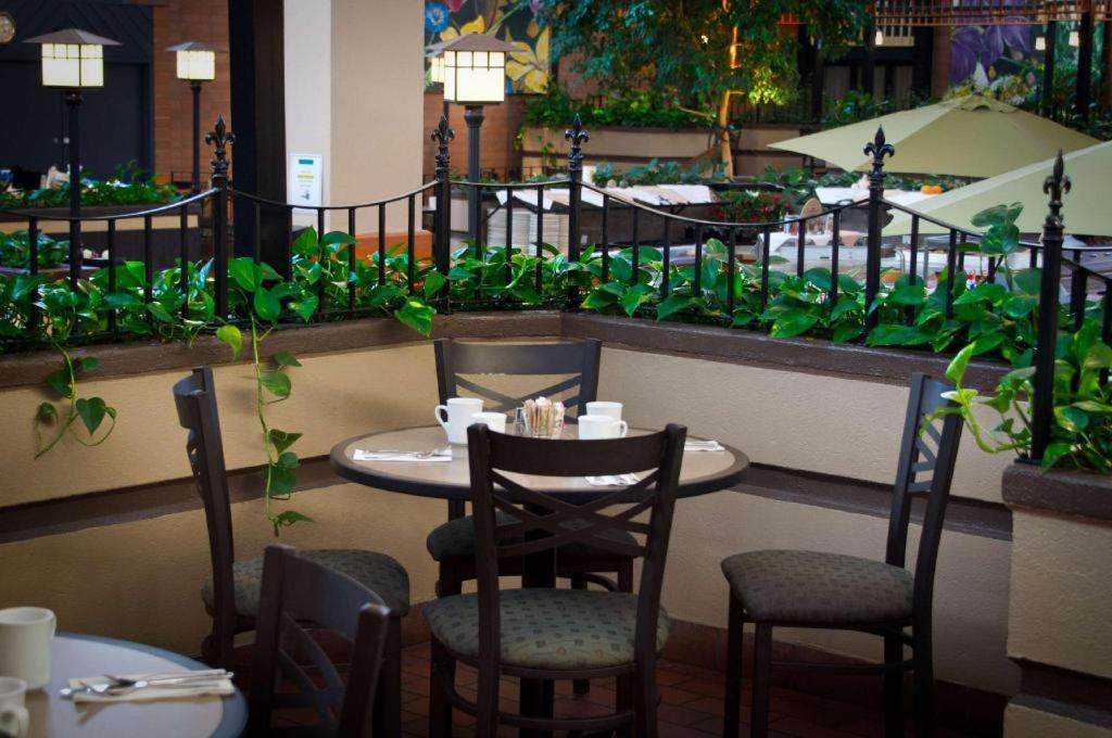 YYC The Glenmore Inn & Convention Centre מראה חיצוני תמונה