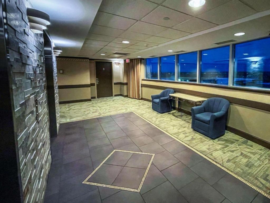 YYC The Glenmore Inn & Convention Centre מראה חיצוני תמונה