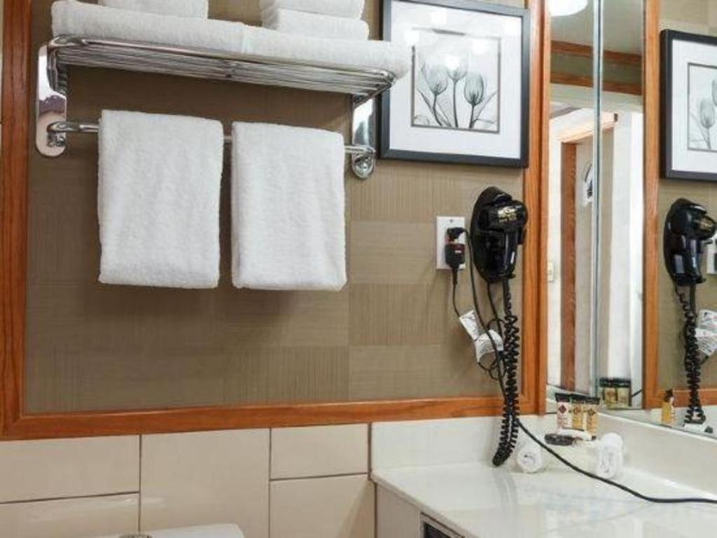 YYC The Glenmore Inn & Convention Centre מראה חיצוני תמונה