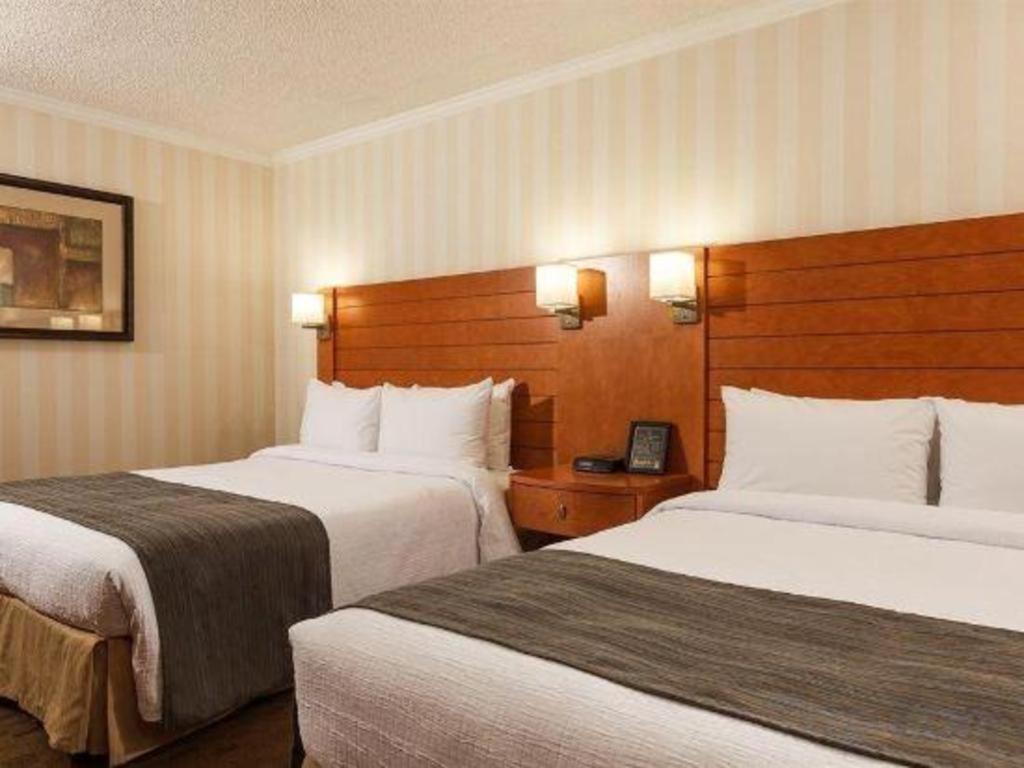 YYC The Glenmore Inn & Convention Centre מראה חיצוני תמונה