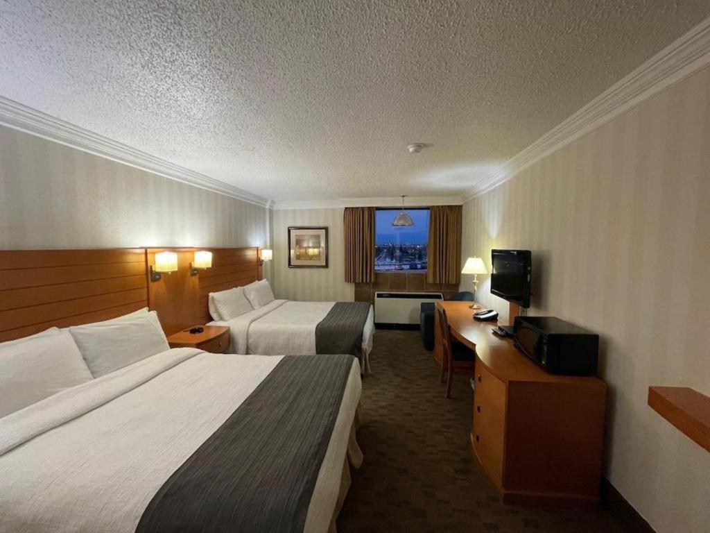 YYC The Glenmore Inn & Convention Centre מראה חיצוני תמונה