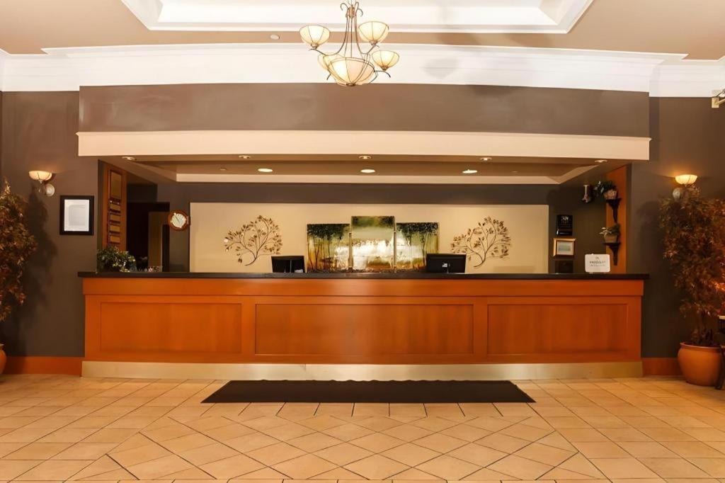 YYC The Glenmore Inn & Convention Centre מראה חיצוני תמונה