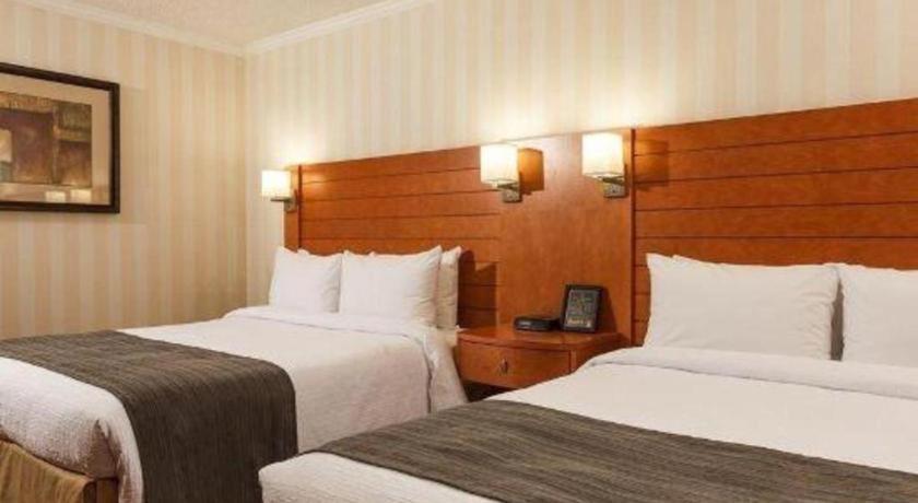 YYC The Glenmore Inn & Convention Centre מראה חיצוני תמונה