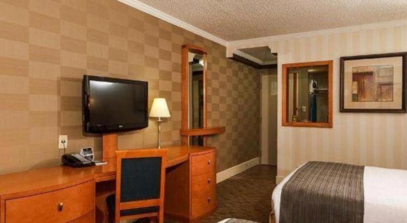 YYC The Glenmore Inn & Convention Centre מראה חיצוני תמונה