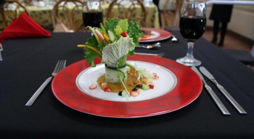 YYC The Glenmore Inn & Convention Centre מראה חיצוני תמונה