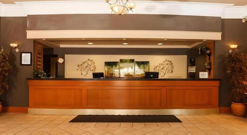 YYC The Glenmore Inn & Convention Centre מראה חיצוני תמונה