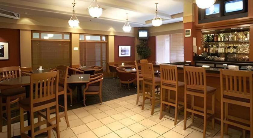YYC The Glenmore Inn & Convention Centre מראה חיצוני תמונה